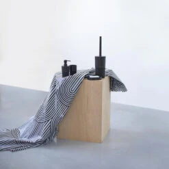 Sealskin Douchegordijn Brave 180x200cm Zwart/wit 20 Sealskin Douchegordijn Brave 180x200cm Zwart/wit -InterieurKunst Verkoopwinkel 123 14971