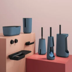 Tiger Toiletborstelhouder TESS Vrijstaand Met Swoop Borstel Blauw/zwart 16 Tiger Toiletborstelhouder TESS Vrijstaand Met Swoop Borstel Blauw/zwart -InterieurKunst Verkoopwinkel 123 15826