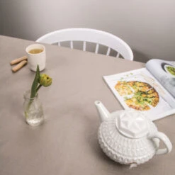 Tafelzeil Sharon Taupe 140x220 Cm 6 Tafelzeil Sharon Taupe 140x220 Cm -InterieurKunst Verkoopwinkel 123 3384