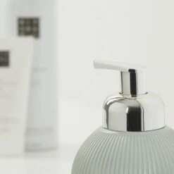 Sealskin Zeepdispenser Convex Licht Aqua 10 Sealskin Zeepdispenser Convex Licht Aqua -InterieurKunst Verkoopwinkel 123 7889